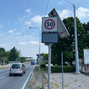 Segnaletica luminosa, cartelli e totem per aziende, strade, parcheggi, aeroporti