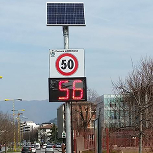 Segnaletica luminosa, cartelli e totem per aziende, strade, parcheggi, aeroporti