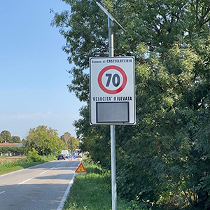 Segnaletica luminosa, cartelli e totem per aziende, strade, parcheggi, aeroporti