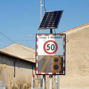 Segnaletica luminosa, cartelli e totem per aziende, strade, parcheggi, aeroporti