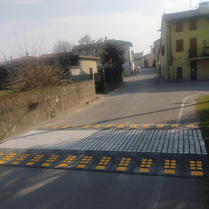 Segnaletica orizzontale su pavimenti aziende, strade, parcheggi, aeroporti