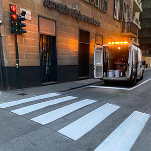 Segnaletica orizzontale su pavimenti aziende, strade, parcheggi, aeroporti