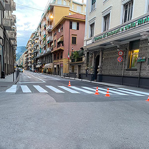 Segnaletica orizzontale su pavimenti aziende, strade, parcheggi, aeroporti