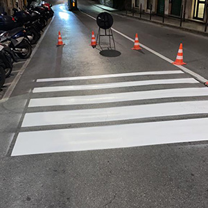 Segnaletica orizzontale su pavimenti aziende, strade, parcheggi, aeroporti