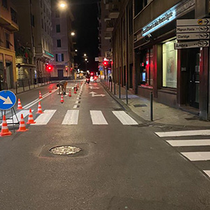 Segnaletica orizzontale su pavimenti aziende, strade, parcheggi, aeroporti