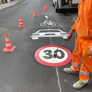 Segnaletica orizzontale su pavimenti aziende, strade, parcheggi, aeroporti