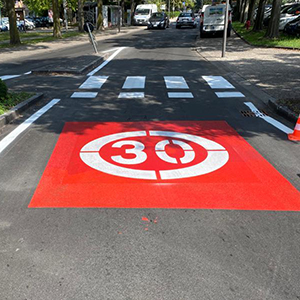 Segnaletica orizzontale su pavimenti aziende, strade, parcheggi, aeroporti