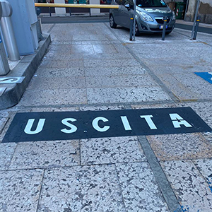 Segnaletica orizzontale su pavimenti aziende, strade, parcheggi, aeroporti