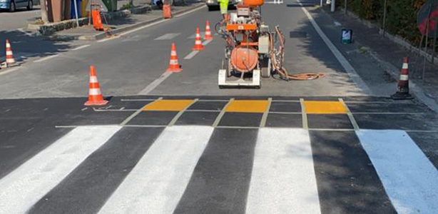 Segnaletica orizzontale per strade, parcheggi, aeroporti, aziende