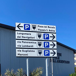 Segnaletica verticale, cartelli e totem per aziende, strade, parcheggi, aeroporti