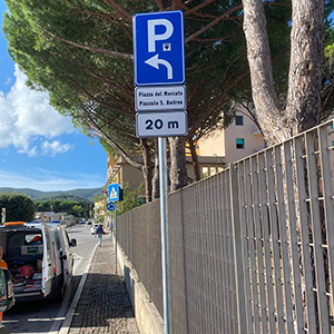 Segnaletica verticale, cartelli e totem per aziende, strade, parcheggi, aeroporti