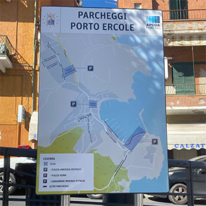 Segnaletica verticale, cartelli e totem per aziende, strade, parcheggi, aeroporti