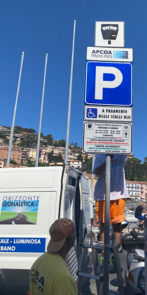 Segnaletica verticale, cartelli e totem per aziende, strade, parcheggi, aeroporti